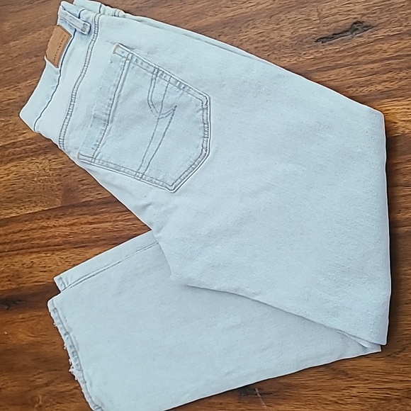 American Eagle Outfitters Denim - American Eagle Womens 6 Curvey Straight  Light Wash
